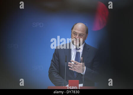 Berlin, Deutschland. 7. April 2014. Gemeinsamen Pressekonferenz nach der Sitzung des SPD-Parteivorstand mit der Parteichef der SPD Sigmar Gabriel, den gemeinsamen Top-Kandidaten der Europäischen Sozialdemokraten für die Europawahl Martin Schulz und als auch der Minister von Außenminister Frank-Walter Steinmeier im Willy Brandt-Haus in Berlin. / Bild: Martin Schulz, Kandidat der Europäischen Sozialdemokraten für die Europawahl (Foto von Reynaldo Paganelli/NurPhoto) © Reynaldo Paganelli/NurPhoto/ZUMAPRESS.com/Alamy Live News Stockfoto