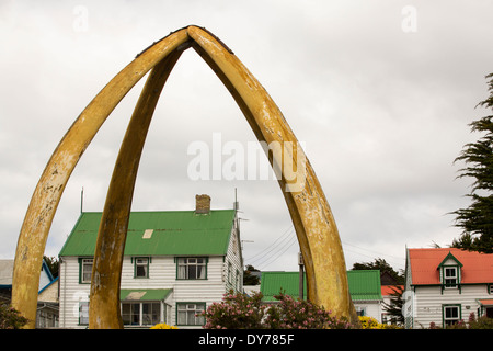 Ein Wal-Knochen-Bogen aus vom unteren Kieferknochen der Blauwale in Port Stanley auf den Falklandinseln. Stockfoto