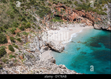 Strand mit Felsen Stockfoto