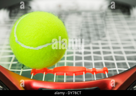 Tennisball auf einem Carbon-Grafit-Tennisschläger Stockfoto