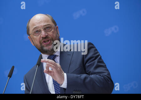 Berlin, Deutschland. 7. April 2014. Gemeinsamen Pressekonferenz nach der Sitzung des SPD-Parteivorstand mit der Parteichef der SPD Sigmar Gabriel, den gemeinsamen Top-Kandidaten der Europäischen Sozialdemokraten für die Europawahl Martin Schulz und als auch der Minister von Außenminister Frank-Walter Steinmeier im Willy Brandt-Haus in Berlin. / Bild: Martin Schulz, Kandidat der Europäischen Sozialdemokraten für die Europawahl (Foto von Reynaldo Paganelli/NurPhoto) © Reynaldo Paganelli/NurPhoto/ZUMAPRESS.com/Alamy Live News Stockfoto