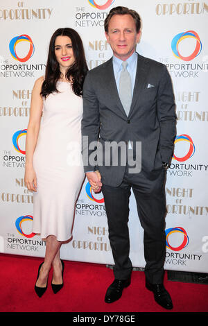 New York, NY. 7. April 2014.  Daniel Craig und Rachel Weisz posieren für Foto bei der Ankunft der roten Teppich für die Gelegenheit Netzwerk Nacht der Gelegenheit Gala im Cipriani Wall Street in New York City.  (Christopher Childers/EXImages) Stockfoto