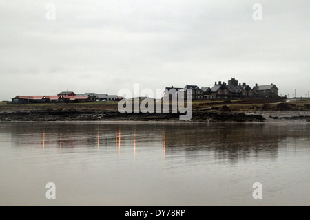 alte Menschen zu Hause mit Reflektion auf Sand ausruhen Stockfoto