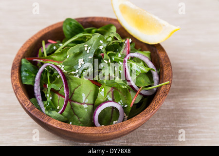 frischer Salat aus Blätter der Rüben, Spinat und Zwiebeln, Zitrone Stockfoto