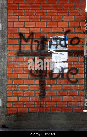 Mundo Libre / freie Welt Graffiti und schwarzes Kreuz auf Wand, La Paz, Bolivien Stockfoto