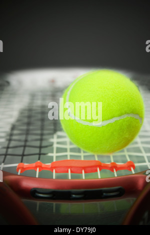 Tennisball auf einem Carbon-Grafit-Tennisschläger Stockfoto