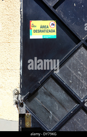 Aufkleber auf Haustür zeigen Gebäude wurde behandelt, um loszuwerden, Ratten, Teil einer Stadt Regierung Kampagne, La Paz, Bolivien Stockfoto