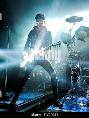 Austin, Texas, USA. 7. April 2014. David Macklovitch führt aka "Dave 1" von Chromeo in Konzert in der Stubb am 7. April 2014 in Austin, Texas. (Foto von Manuel Nauta/NurPhoto) © Manuel Nauta/NurPhoto/ZUMAPRESS.com/Alamy Live-Nachrichten Stockfoto