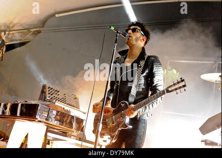 Austin, Texas, USA. 7. April 2014. David Macklovitch führt aka "Dave 1" von Chromeo in Konzert in der Stubb am 7. April 2014 in Austin, Texas. (Foto von Manuel Nauta/NurPhoto) © Manuel Nauta/NurPhoto/ZUMAPRESS.com/Alamy Live-Nachrichten Stockfoto