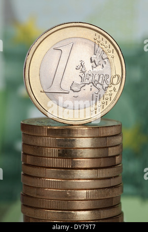 Ein-Euro-Münze auf einem Stapel von Euro-Münzen Stockfoto