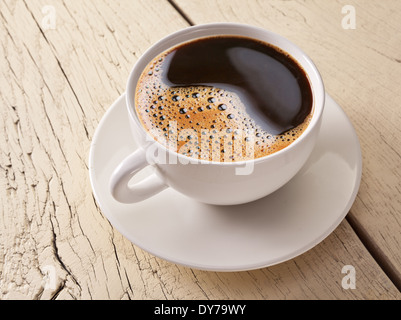 Tasse Kaffee auf alten weißen Holztisch. Stockfoto