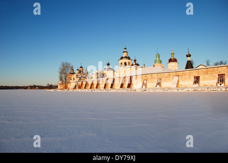 Foto von das Kirillo-Beloserski-Kloster in einer Winterlandschaft bei Sonnenuntergang. Region Wologda, Russland. Stockfoto