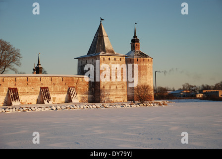 Foto von das Kirillo-Beloserski-Kloster in einer Winterlandschaft bei Sonnenuntergang. Region Wologda, Russland. Stockfoto