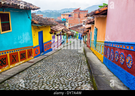Bunte kolonialen Häuser auf einer gepflasterten Straße in Guatape, Antioquia in Kolumbien Stockfoto