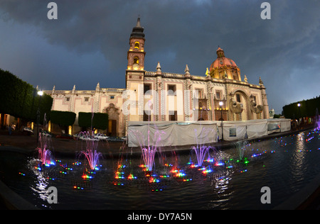 Santa Rosa de Viterbo Kirche und Brunnen, Queretaro, Mexiko Stockfoto