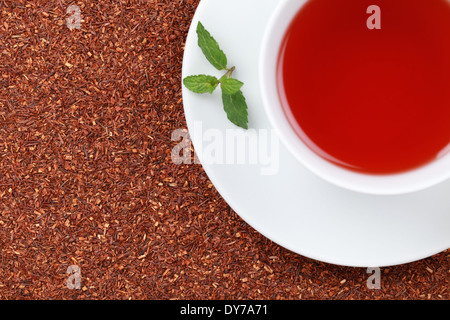 Rooibos Tee in einer Tasse mit vielen textfreiraum und einem Blatt Zitronenmelisse Stockfoto