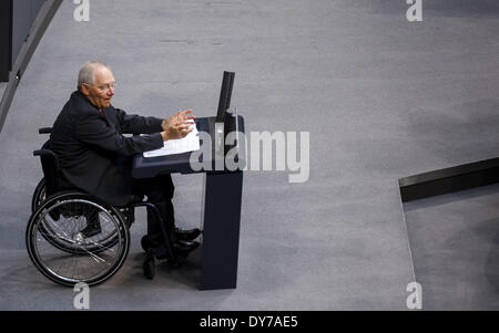 Berlin, Berlin. 8. April 2014. 28. Sitzung des Deutschen Bundestages (Bundestag). Bundesminister der Finanzen Dr. Wolfgang Schäuble (CDU) führt den Haushalt Entwurf der Regierung für 2014. In ihm sind Aufwendungen in Höhe von 298,5 Milliarden Euro (2013 Milliarden Euro) geplant. -(In der Meeting-Woche vom Dienstag, 8. April, bis Freitag, 11. April 2014, der Bundestag berät über den Haushalt für das Jahr 2014.) - / Bild: Wolfgang Schäuble (CDU), Bundesminister der Finanzen. (Foto von Reynaldo Paganelli/NurPhoto) Bildnachweis: Reynaldo Paganelli/NurPhoto/ZUMAPRESS.com/Alamy Live-Nachrichten Stockfoto