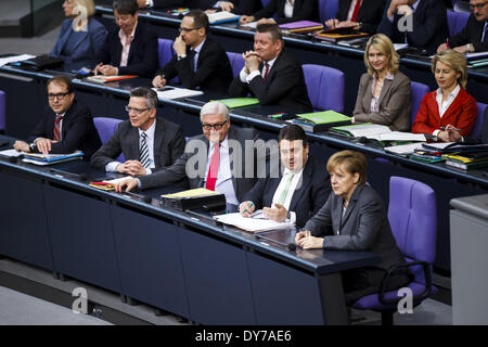 Berlin, Berlin. 8. April 2014. 28. Sitzung des Deutschen Bundestages (Bundestag). Bundesminister der Finanzen Dr. Wolfgang Schäuble (CDU) führt den Haushalt Entwurf der Regierung für 2014. In ihm sind Aufwendungen in Höhe von 298,5 Milliarden Euro (2013 Milliarden Euro) geplant. -(In der Meeting-Woche vom Dienstag, 8. April, bis Freitag, 11. April 2014, der Bundestag berät über den Haushalt für das Jahr 2014.) - / Bild: Bundeskanzlerin Angela Merkel (CDU) und Sigmar Gabriel (SPD), Bundesminister für Wirtschaft und Energie und das Kabinett Merkel III. (Foto von Reynaldo Paganelli/NurP Stockfoto