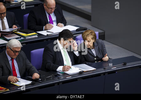 Berlin, Berlin. 8. April 2014. 28. Sitzung des Deutschen Bundestages (Bundestag). Bundesminister der Finanzen Dr. Wolfgang Schäuble (CDU) führt den Haushalt Entwurf der Regierung für 2014. In ihm sind Aufwendungen in Höhe von 298,5 Milliarden Euro (2013 Milliarden Euro) geplant. -(In der Meeting-Woche vom Dienstag, 8. April, bis Freitag, 11. April 2014, der Bundestag berät über den Haushalt für das Jahr 2014.) - / Bild: Bundeskanzlerin Angela Merkel (CDU) und Sigmar Gabriel (SPD), Bundesminister für Wirtschaft und Energie und das Kabinett Merkel III. (Foto von Reynaldo Paganelli/NurP Stockfoto