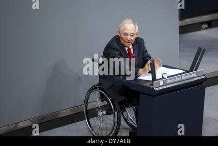 Berlin, Berlin. 8. April 2014. 28. Sitzung des Deutschen Bundestages (Bundestag). Bundesminister der Finanzen Dr. Wolfgang Schäuble (CDU) führt den Haushalt Entwurf der Regierung für 2014. In ihm sind Aufwendungen in Höhe von 298,5 Milliarden Euro (2013 Milliarden Euro) geplant. -(In der Meeting-Woche vom Dienstag, 8. April, bis Freitag, 11. April 2014, der Bundestag berät über den Haushalt für das Jahr 2014.) - / Bild: Wolfgang Schäuble (CDU), Bundesminister der Finanzen. (Foto von Reynaldo Paganelli/NurPhoto) Bildnachweis: Reynaldo Paganelli/NurPhoto/ZUMAPRESS.com/Alamy Live-Nachrichten Stockfoto