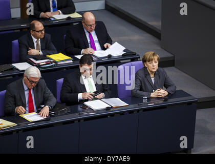 Berlin, Berlin. 8. April 2014. 28. Sitzung des Deutschen Bundestages (Bundestag). Bundesminister der Finanzen Dr. Wolfgang Schäuble (CDU) führt den Haushalt Entwurf der Regierung für 2014. In ihm sind Aufwendungen in Höhe von 298,5 Milliarden Euro (2013 Milliarden Euro) geplant. -(In der Meeting-Woche vom Dienstag, 8. April, bis Freitag, 11. April 2014, der Bundestag berät über den Haushalt für das Jahr 2014.) - / Bild: Bundeskanzlerin Angela Merkel (CDU) und Sigmar Gabriel (SPD), Bundesminister für Wirtschaft und Energie und das Kabinett Merkel III. (Foto von Reynaldo Paganelli/NurP Stockfoto