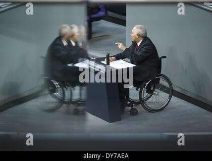 Berlin, Berlin. 8. April 2014. 28. Sitzung des Deutschen Bundestages (Bundestag). Bundesminister der Finanzen Dr. Wolfgang Schäuble (CDU) führt den Haushalt Entwurf der Regierung für 2014. In ihm sind Aufwendungen in Höhe von 298,5 Milliarden Euro (2013 Milliarden Euro) geplant. -(In der Meeting-Woche vom Dienstag, 8. April, bis Freitag, 11. April 2014, der Bundestag berät über den Haushalt für das Jahr 2014.) - / Bild: Wolfgang Schäuble (CDU), Bundesminister der Finanzen. (Foto von Reynaldo Paganelli/NurPhoto) Bildnachweis: Reynaldo Paganelli/NurPhoto/ZUMAPRESS.com/Alamy Live-Nachrichten Stockfoto