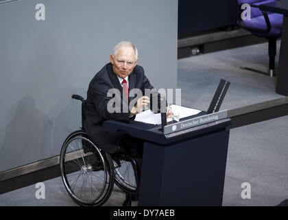 Berlin, Berlin. 8. April 2014. 28. Sitzung des Deutschen Bundestages (Bundestag). Bundesminister der Finanzen Dr. Wolfgang Schäuble (CDU) führt den Haushalt Entwurf der Regierung für 2014. In ihm sind Aufwendungen in Höhe von 298,5 Milliarden Euro (2013 Milliarden Euro) geplant. -(In der Meeting-Woche vom Dienstag, 8. April, bis Freitag, 11. April 2014, der Bundestag berät über den Haushalt für das Jahr 2014.) - / Bild: Wolfgang Schäuble (CDU), Bundesminister der Finanzen. (Foto von Reynaldo Paganelli/NurPhoto) Bildnachweis: Reynaldo Paganelli/NurPhoto/ZUMAPRESS.com/Alamy Live-Nachrichten Stockfoto