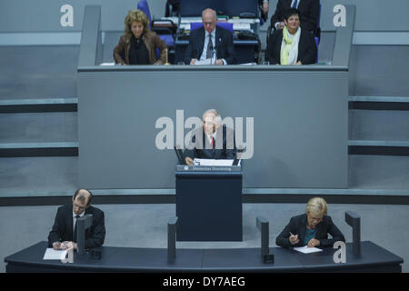 Berlin, Berlin. 8. April 2014. 28. Sitzung des Deutschen Bundestages (Bundestag). Bundesminister der Finanzen Dr. Wolfgang Schäuble (CDU) führt den Haushalt Entwurf der Regierung für 2014. In ihm sind Aufwendungen in Höhe von 298,5 Milliarden Euro (2013 Milliarden Euro) geplant. -(In der Meeting-Woche vom Dienstag, 8. April, bis Freitag, 11. April 2014, der Bundestag berät über den Haushalt für das Jahr 2014.) - / Bild: Wolfgang Schäuble (CDU), Bundesminister der Finanzen. (Foto von Reynaldo Paganelli/NurPhoto) Bildnachweis: Reynaldo Paganelli/NurPhoto/ZUMAPRESS.com/Alamy Live-Nachrichten Stockfoto