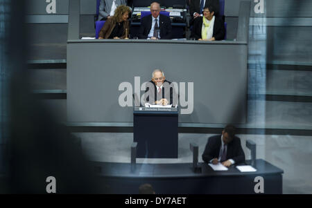 Berlin, Berlin. 8. April 2014. 28. Sitzung des Deutschen Bundestages (Bundestag). Bundesminister der Finanzen Dr. Wolfgang Schäuble (CDU) führt den Haushalt Entwurf der Regierung für 2014. In ihm sind Aufwendungen in Höhe von 298,5 Milliarden Euro (2013 Milliarden Euro) geplant. -(In der Meeting-Woche vom Dienstag, 8. April, bis Freitag, 11. April 2014, der Bundestag berät über den Haushalt für das Jahr 2014.) - / Bild: Wolfgang Schäuble (CDU), Bundesminister der Finanzen. (Foto von Reynaldo Paganelli/NurPhoto) Bildnachweis: Reynaldo Paganelli/NurPhoto/ZUMAPRESS.com/Alamy Live-Nachrichten Stockfoto