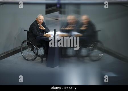 Berlin, Berlin. 8. April 2014. 28. Sitzung des Deutschen Bundestages (Bundestag). Bundesminister der Finanzen Dr. Wolfgang Schäuble (CDU) führt den Haushalt Entwurf der Regierung für 2014. In ihm sind Aufwendungen in Höhe von 298,5 Milliarden Euro (2013 Milliarden Euro) geplant. -(In der Meeting-Woche vom Dienstag, 8. April, bis Freitag, 11. April 2014, der Bundestag berät über den Haushalt für das Jahr 2014.) - / Bild: Wolfgang Schäuble (CDU), Bundesminister der Finanzen. (Foto von Reynaldo Paganelli/NurPhoto) Bildnachweis: Reynaldo Paganelli/NurPhoto/ZUMAPRESS.com/Alamy Live-Nachrichten Stockfoto