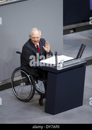 Berlin, Berlin. 8. April 2014. 28. Sitzung des Deutschen Bundestages (Bundestag). Bundesminister der Finanzen Dr. Wolfgang Schäuble (CDU) führt den Haushalt Entwurf der Regierung für 2014. In ihm sind Aufwendungen in Höhe von 298,5 Milliarden Euro (2013 Milliarden Euro) geplant. -(In der Meeting-Woche vom Dienstag, 8. April, bis Freitag, 11. April 2014, der Bundestag berät über den Haushalt für das Jahr 2014.) - / Bild: Wolfgang Schäuble (CDU), Bundesminister der Finanzen. (Foto von Reynaldo Paganelli/NurPhoto) Bildnachweis: Reynaldo Paganelli/NurPhoto/ZUMAPRESS.com/Alamy Live-Nachrichten Stockfoto