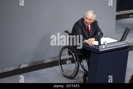 Berlin, Berlin. 8. April 2014. 28. Sitzung des Deutschen Bundestages (Bundestag). Bundesminister der Finanzen Dr. Wolfgang Schäuble (CDU) führt den Haushalt Entwurf der Regierung für 2014. In ihm sind Aufwendungen in Höhe von 298,5 Milliarden Euro (2013 Milliarden Euro) geplant. -(In der Meeting-Woche vom Dienstag, 8. April, bis Freitag, 11. April 2014, der Bundestag berät über den Haushalt für das Jahr 2014.) - / Bild: Wolfgang Schäuble (CDU), Bundesminister der Finanzen. (Foto von Reynaldo Paganelli/NurPhoto) Bildnachweis: Reynaldo Paganelli/NurPhoto/ZUMAPRESS.com/Alamy Live-Nachrichten Stockfoto