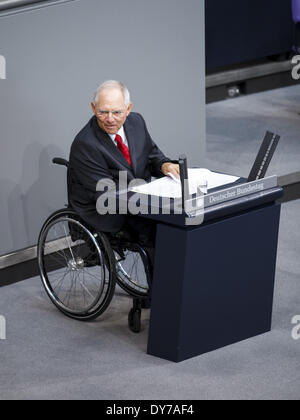 Berlin, Berlin. 8. April 2014. 28. Sitzung des Deutschen Bundestages (Bundestag). Bundesminister der Finanzen Dr. Wolfgang Schäuble (CDU) führt den Haushalt Entwurf der Regierung für 2014. In ihm sind Aufwendungen in Höhe von 298,5 Milliarden Euro (2013 Milliarden Euro) geplant. -(In der Meeting-Woche vom Dienstag, 8. April, bis Freitag, 11. April 2014, der Bundestag berät über den Haushalt für das Jahr 2014.) - / Bild: Wolfgang Schäuble (CDU), Bundesminister der Finanzen. (Foto von Reynaldo Paganelli/NurPhoto) Bildnachweis: Reynaldo Paganelli/NurPhoto/ZUMAPRESS.com/Alamy Live-Nachrichten Stockfoto