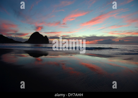 Sonnenuntergang am Piha Beach, North Island, Neuseeland Stockfoto