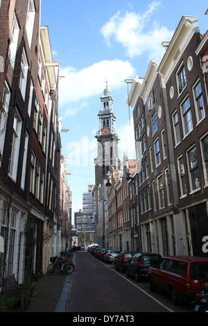 Amsterdamer Straße im alten Jordaan-Viertel mit Westerkerk Turm im Hintergrund Stockfoto