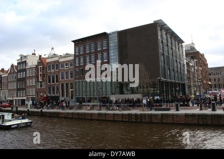 Menschen Sie stehen in der Schlange vor dem Anne Frank Haus Museum (Achterhuis/Hinterhaus) am Prinsengracht Kanal, Amsterdam Stockfoto