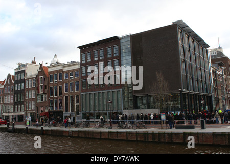 Menschen stehen in der Schlange vor dem Anne Frank Haus Museum (Achterhuis/Hinterhaus) am Prinsengracht Kanal, Jordaan-Viertel, im Zentrum von Amsterdam Stockfoto