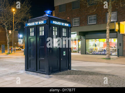 Boscombe, UK. 8. April 2014. Nacht Aufnahme der neuen Polizei-Box "Tardis" von Dr Who Was war ähnelt heute Dienstag, 8. APRIL im Boscombe Bezirk von Bournemouth Ost MP Tobias Ellwood vorgestellt. Es soll gegen asoziales Verhalten helfen, indem wir eine regelmäßige Präsenz im Hotspot asoziales Verhalten der Polizei. Bildnachweis: Gregory Davies/Alamy Live-Nachrichten Stockfoto