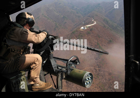Ein US-Marine feuert die Tür Gewehr auf einem UH-1Y Venom Hubschrauber während der Durchführung Flugbetrieb während während Ssang Yong Übung 1. April 2014 in Pohang, Südkorea. Stockfoto
