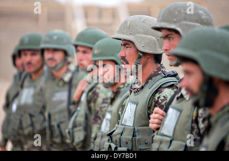 Afghan National Army Soldaten mit der 4. Tolai, 6. Kandak, 4. Brigade werden instruiert, vor der Durchführung einer abschließenden Übung auf der Regionalschule Corps Kampf 1. April 2014 im Camp Bastion, Provinz Helmand, Afghanistan. Stockfoto