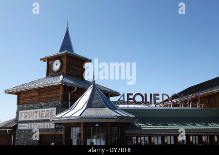 Das Fruitiere Restaurant und Bar-Restaurant La Folie Douce in Alpe d ' Huez, Frankreich. Stockfoto