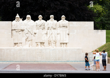 Welt ein Kriegsdenkmal für Söhne von Verdun - Artillerie, Territorial, Infanterie, Kavallerie, Kolonial- und benannte toten Soldaten, Frankreich Stockfoto