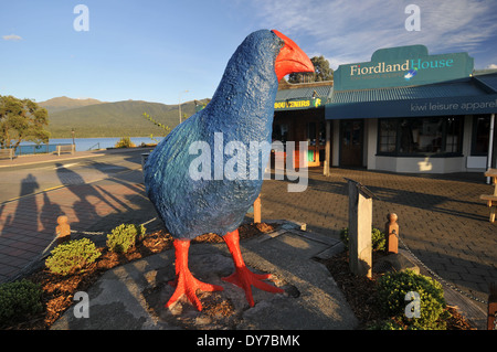 Statue eines Purpurhuhn oder Pukeko, einheimische Vögel von Neuseeland, in den Straßen von Te Anau, Südinsel, Neuseeland Stockfoto