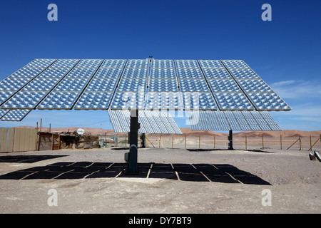 Solarpaneele zur Stromerzeugung in der Atacama-Wüste neben dem Panamerikanischen Highway / Ruta 5, Region Tarapacá, Chile Stockfoto