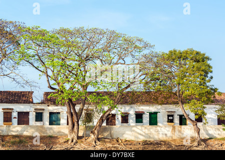 Fassaden der beschädigten Kolonialbauten in der historischen Stadt von Mompox, Kolumbien Stockfoto