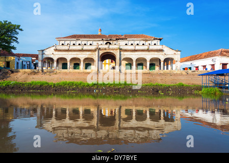 Alter verlassene Markt in Mompox, Kolumbien spiegelt sich im Fluss Magdalena Stockfoto