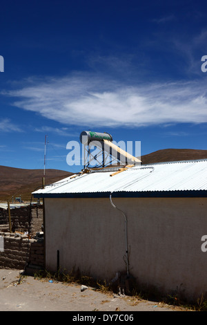 Solarbetriebene Warmwasserbereiter am Dach des Gebäudes im Dorf im chilenischen Altiplano, Region I, Chile Stockfoto