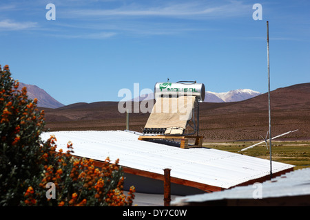 Solarbetriebene Warmwasserbereiter am Dach des Gebäudes in chilenischen Altiplano, Region I, Chile Stockfoto