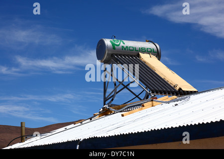 Molisol solarbetriebener Warmwasserbereiter auf dem Dach des Gebäudes im chilenischen altiplano, Region Tarapacá, Chile Stockfoto