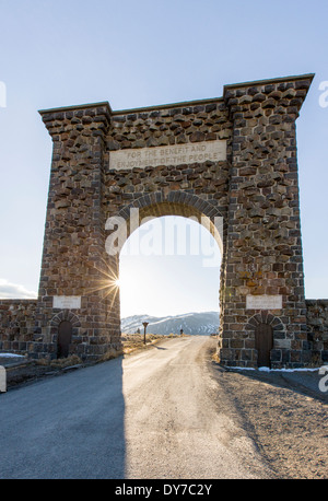 Roosevelt Arch, 1903, rustiziert Triumphbogen am Nordeingang zum Yellowstone National Park in Gardiner, Montana, USA Stockfoto